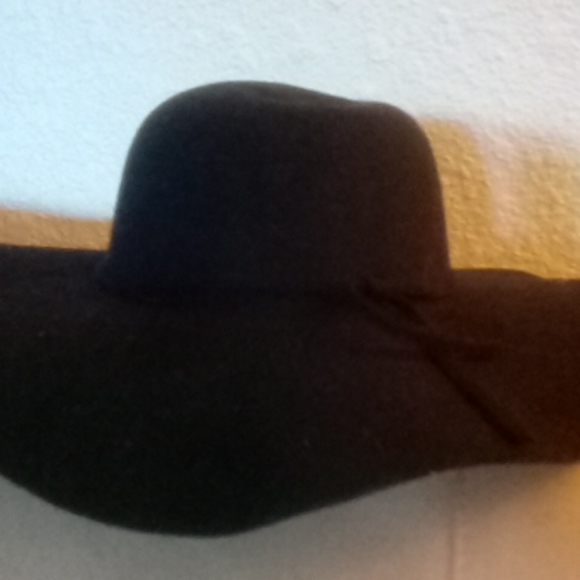 Clothes - Picture 4 of 4